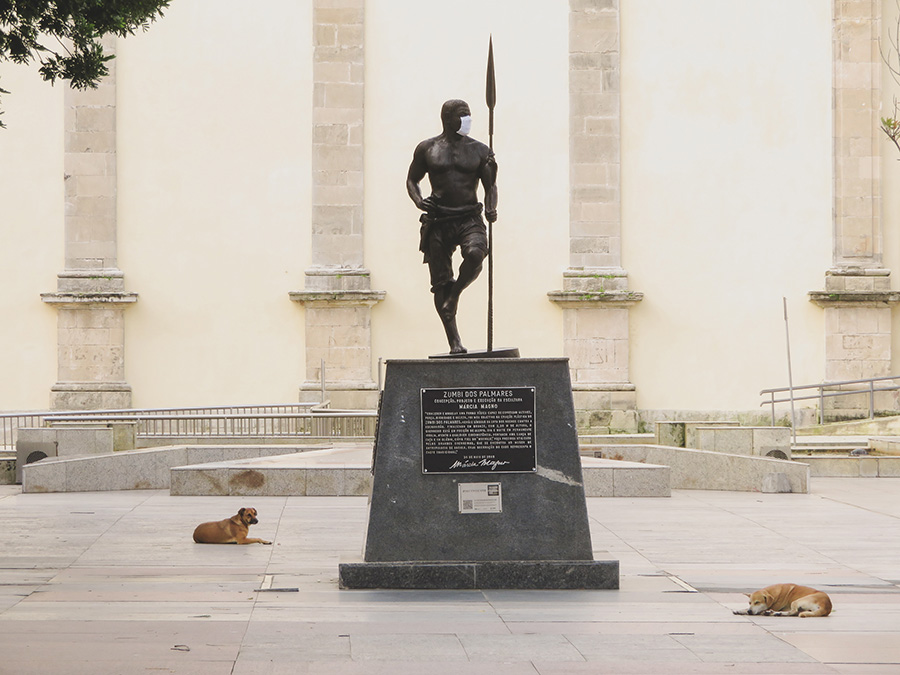 Figura 3. Fotografia do Monumento a Zumbi dos Palmares na Praça da Sé, local que normalmente é um dos mais movimentados do Centro Histórico de Salvador, 2020. Foto: Marcelo Terça-Nada!